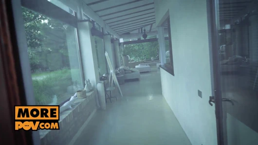 Bakış açısı yakın çekimde Mary Rock'ı yarakla dolduruyor