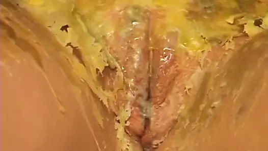 Bağlı büyük memeli esmer orta yaşlı seksi kadın ateşli ağdaya ve kıskaçlara dayanıyor