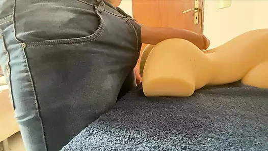 Üvey annem odamı işgal etti ve sikimin büyüklüğünden korktu, onunla seks yapmak zorunda kalmamın hiçbir yolu yoktu.