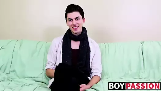 Dik twink alex ria maddeleri bir dev yapay penis yukarı onun sıkı göt