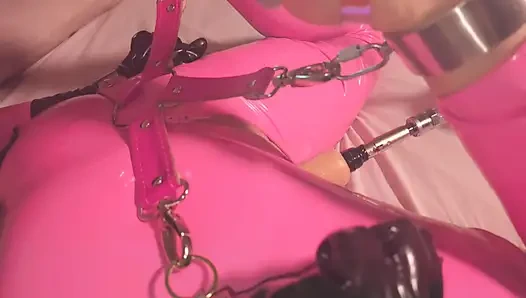 Boğuk inlemeleri olan lastik bebek, lanet makine tarafından bastırılmış