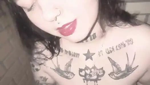 Açık havada kırmızılar ve beyaz naylon çoraplarla üstsüz sigara içiyor