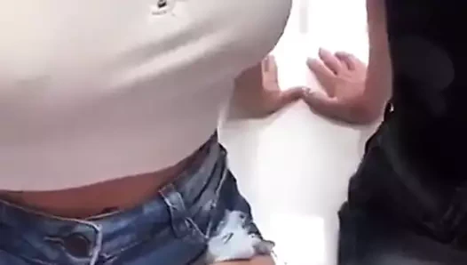 Kızlar meme uçlarını birbirine sürtüyor