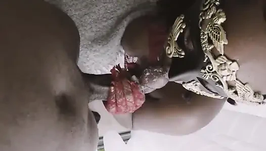 Minyon kız ıslak sakso çekiyor