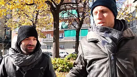 İki şanslı turist Belçikalı bir kızı sikiyor