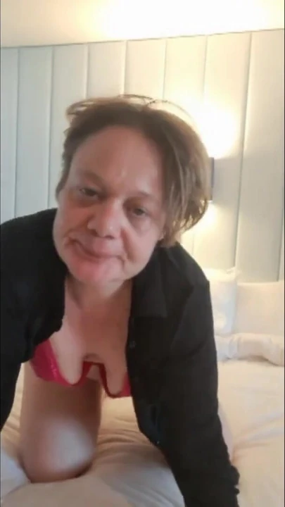 Захватывающий момент из "Я встречаю незнакомца на лодке во время моего отпуска, и он трахает мою задницу"