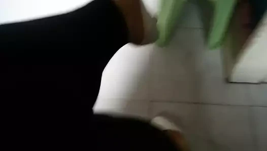 Siyah tozluk teaser ile beyaz patent pompaları