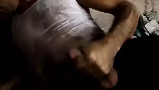 Damızlık bir bira slugging sonra horoz okşayarak ve pissing