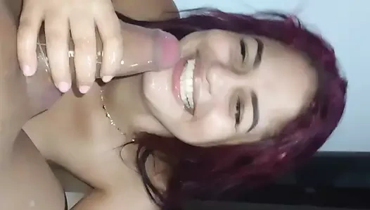 Aldatan evli kadın prezervatifle büyük bir yarağı emiyor ve biniyor, sonra prezervatifi çıkarıyor ve dölleniyor