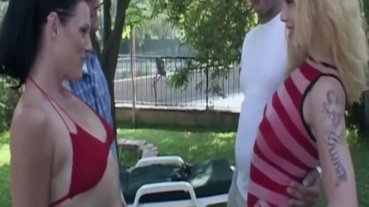 Dövmeli sarışın orta yaşlı seksi kadın açık havada esmerle kalın yarağı yalıyor