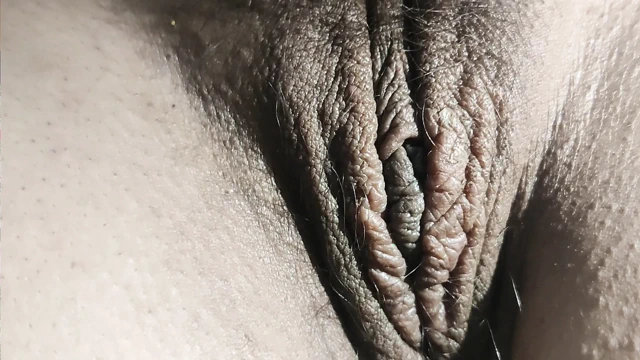 Genç kız yatak odasında tek başına amcık