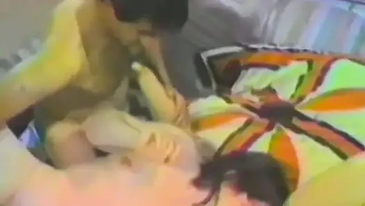 İki şanslı esmer dildoyla mastürbasyon yapıyor