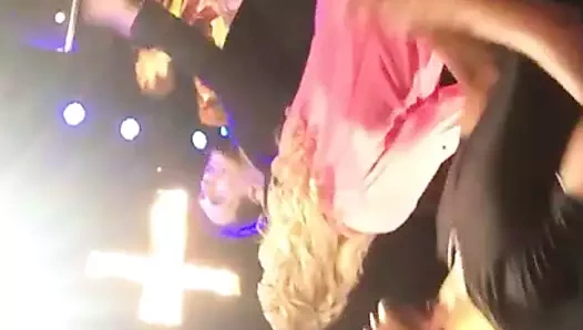 Reese witherspoon, sarah michelle gellar ve selma blair şarkı söylüyor