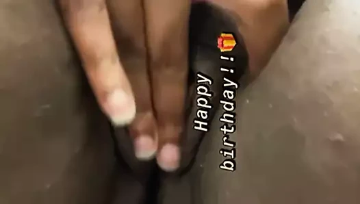 Büyük baştankara milf (orta yaşlı kadin) doğum günün kutlu olsun diyor