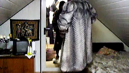 Büyük gümüş tilki paltosu ve kabarık katır terliği