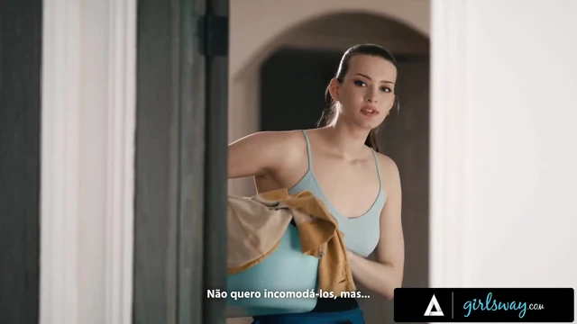Girlsway - kahya Olivia Madison patronlarının yaramaz bakışlarını yakaladı - portekizce altyazı