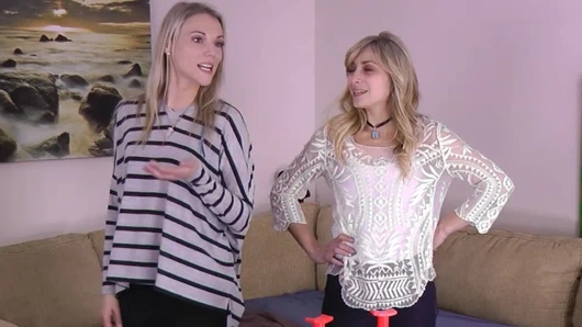 Krem şanti uçarken ikisi de striptiz yüze boşalma çılgınlığı oyunu oynuyor