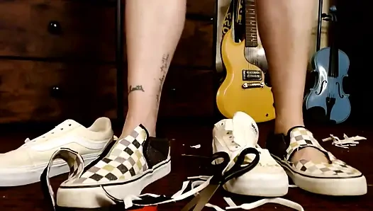 2 çift minibüs spor ayakkabısını mahvediyor