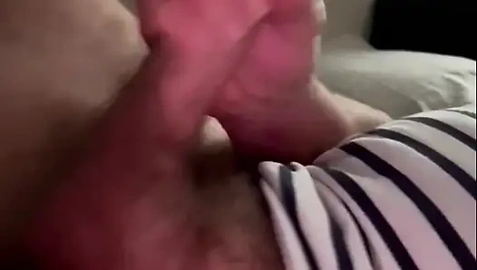 Büyük ve dağınık bir boşalma için hızla mastürbasyon yapıyorum