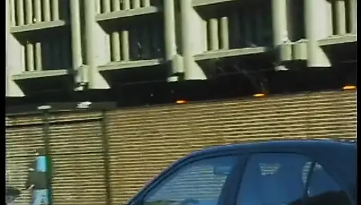 Şehir trafiğinde onu arabada küçük düşüren sapık ile banliyö kızıl saçlı araba sikişiyor