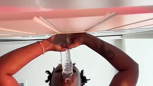 Zenci kadın dildo sakso çekiyor