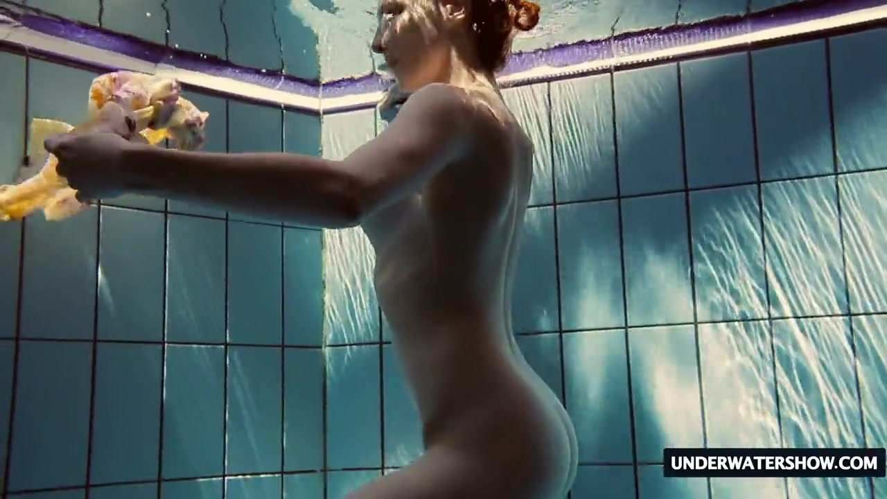 Sıcak büyük titted genç lera swim içinde the havuz