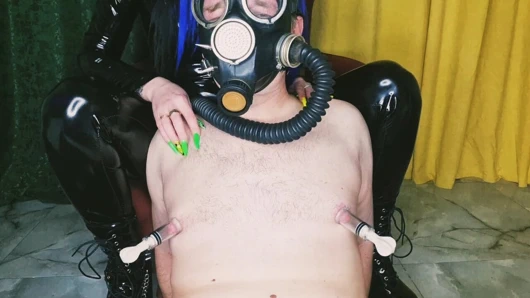 Gaz maskeli köle. Fetiş. Erkek meme uçlarını pompalıyor, meme uçlarıyla oynuyor.