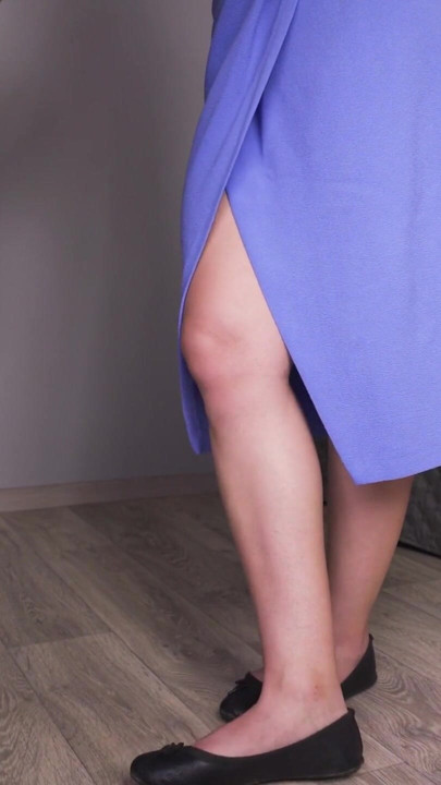 Yarık etekli orta yaşlı seksi kadın bacaklar fetişi | Klip 1