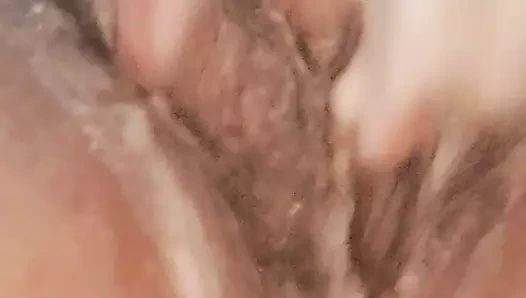 53 yaşındaki orta yaşlı seksi kadın, memeler ve amcık krem kaplı, duşta ıslak