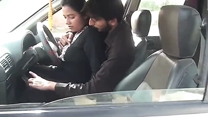 Bhai ne bahan ko car me choda