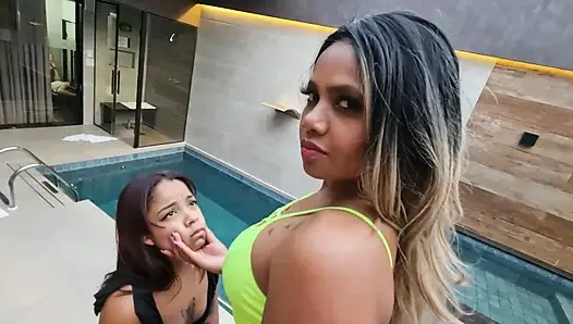 Veronica ve kölesi tarafından göbek ve göğüs oturuyor