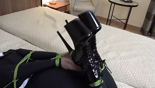 Nadia beyaz olarak venom içinde esaret ep 2