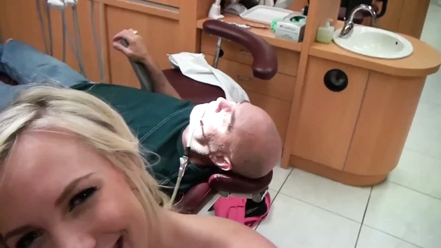 O kızı tanıyorum - sarışın Britney Beth ve Eric rutin bir muayeneyi acımasız bir meme sikişine ve amcık sikişine dönüştürüyor