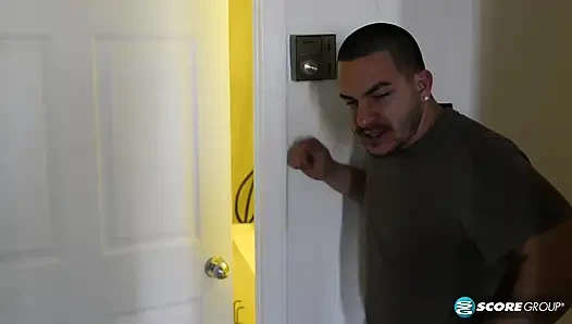 Nadia'nın ilk 40SomethingMag.com sahnesi çok işiyor!