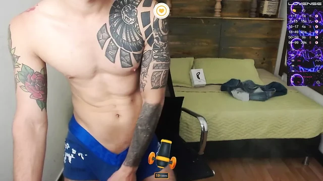 Anthony web kamerasının önünde mastürbasyon yapıyor