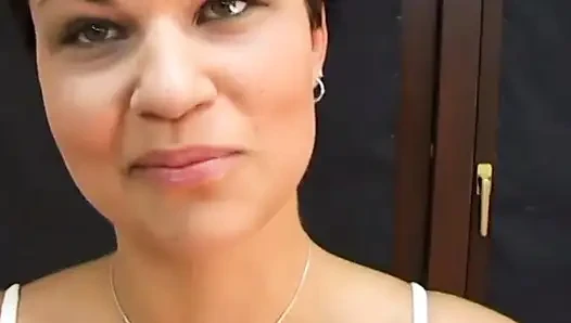 Büyük yaraklı adam sevimli kısa saçlı güzel bir fahişe tarafından sikini emdiriyor