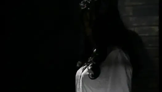 Grande deusa negra peituda domina duas garotas putas na masmorra