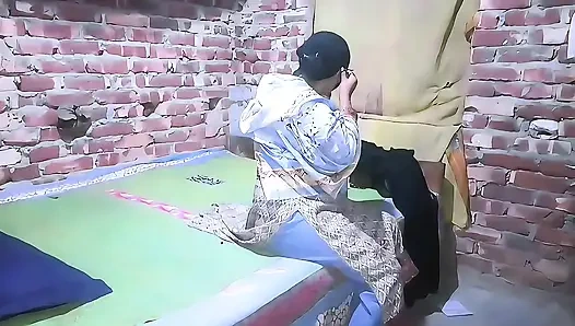 Baldızımın evini ziyaret ederken, baldızımın beni seks için aradığını gördüm.