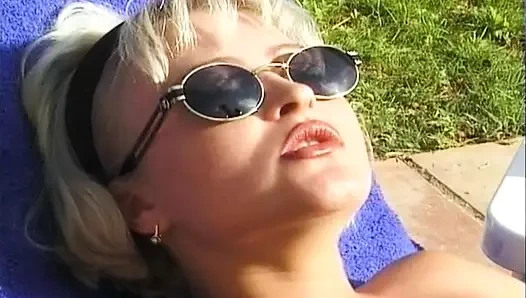 Almanya'dan seksi sarışın bebek yaşlı bir adama deliklerini yalatıyor