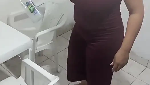 Canı sıkılan erkek arkadaşı onu yarağını emmeye ikna etmeye çalışırken Keilimar evi temiziyor ama sonunda çılgınca bir şey oluyor