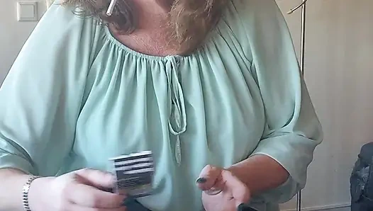 Sigaranın tadını çıkarıyor ve ağzımda kül oluyor