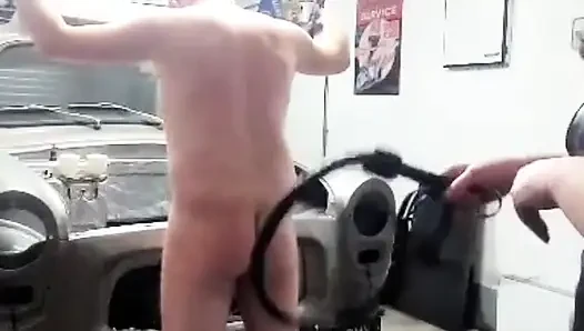 Lateksli sahibe erkek itaatkarı cezalandırıyor ve aşağılıyor