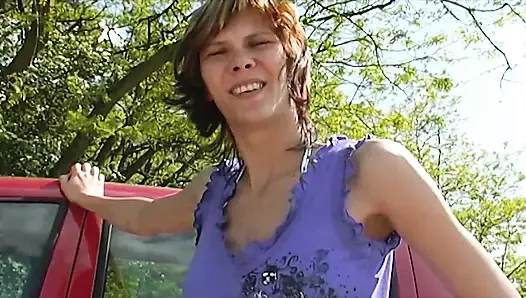 Bir esmer Alman bayan tapıyor emme bir sert horoz açık havada