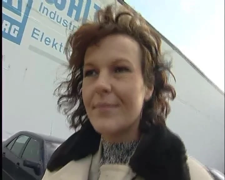 गृहिणियां कपड़े उतारती हैं और अपने बालों वाले छेदों को चाटती हैं और अपने पुसी में मोटी डिल्डो डालती हैं