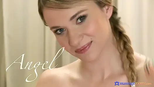 Massage Rooms - крошечной блондинке делают массаж глубоко в ее киску