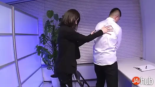 Kelepçeli Mitsuki sürtük gibi sikiliyor ve dölleniyor