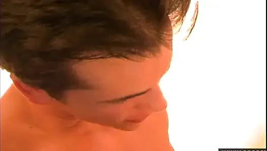Siyah çizmeli sarışın orta yaşlı seksi kadın parlak kaslı delikanlıya biniyor