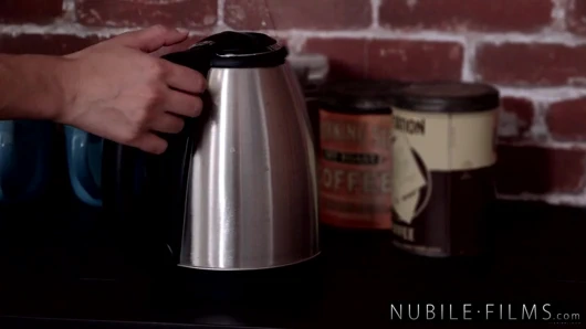 Smokeshow Barista Eliza Ibarra Adamın Elinden Numarasını Kaydırıyor