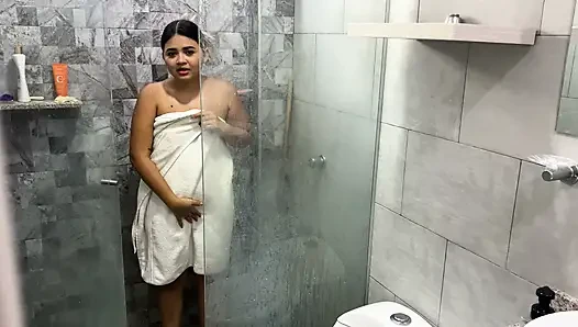 Я не мог не мастурбировать, наблюдая за сводной сестрой в душе