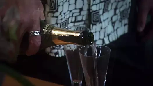 Monica yakın çekimde ağzıyla penisi sağıyor